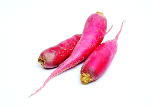 KI generiert: Drei pinke Radieschen auf weißem Hintergrund.