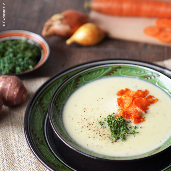 KI generiert: Das Bild zeigt eine Nahaufnahme von frischen Lauchstangen, die mit Wassertropfen bedeckt sind. Die Stängel sind dicht aneinander gereiht und ihre grünen Blätter sind gut sichtbar.