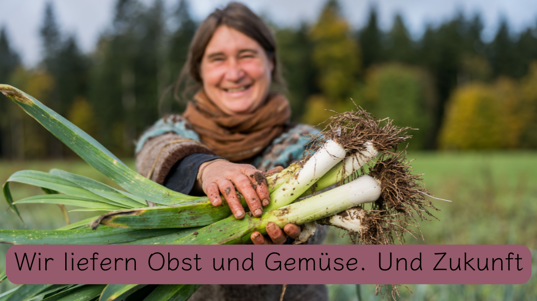 KI generiert: Eine Person hält Porree, Hintergrund ist eine Wiese. Text: "Wir liefern Obst und Gemüse. Und Zukunft."