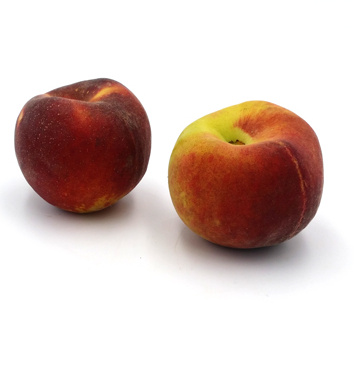 KI generiert: Zwei frische Pfirsiche vor weißem Hintergrund.