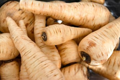 KI generiert: Ein Haufen Pastinaken liegt eng beieinander.