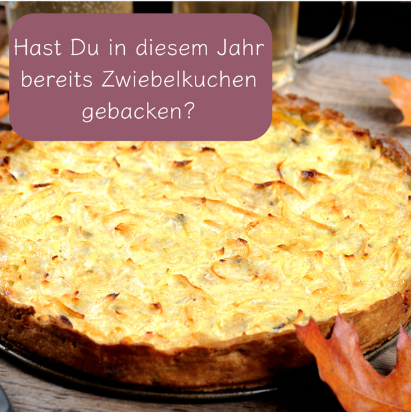 KI generiert: Zwiebelfladen mit Text: "Hast Du in diesem Jahr bereits Zwiebelkuchen gebacken?"