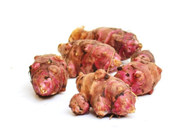 KI generiert: Fünf rohe Topinamburknollen auf weißem Hintergrund.