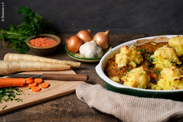 KI generiert: Das Bild zeigt eine Nahaufnahme von frischen Lauchstangen, die mit Wassertropfen bedeckt sind. Die Stängel sind dicht aneinander gereiht und ihre grünen Blätter sind gut sichtbar.