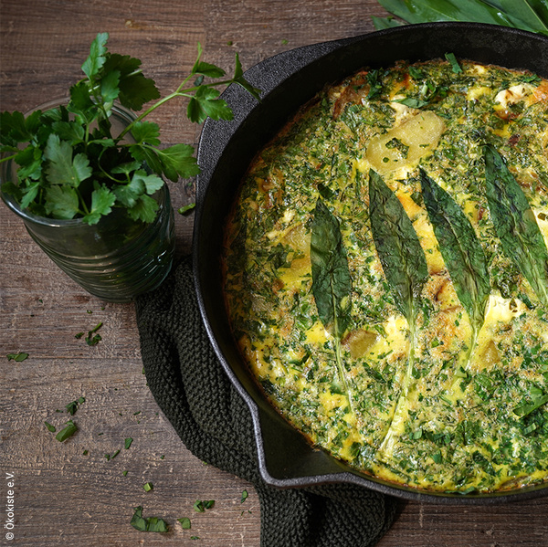 KI generiert: Das Bild zeigt eine Nahaufnahme von frischen Lauchstangen, die mit Wassertropfen bedeckt sind. Die Stängel sind dicht aneinander gereiht und ihre grünen Blätter sind gut sichtbar.