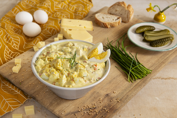 KI generiert: Das Bild zeigt eine Nahaufnahme von frischen Lauchstangen, die mit Wassertropfen bedeckt sind. Die Stängel sind dicht aneinander gereiht und ihre grünen Blätter sind gut sichtbar.