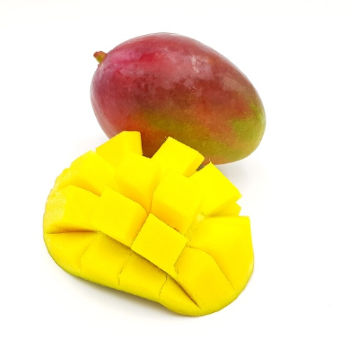 KI generiert: Eine ganze Mango und eine aufgeschnittene Mango in Würfeln auf weißem Hintergrund.