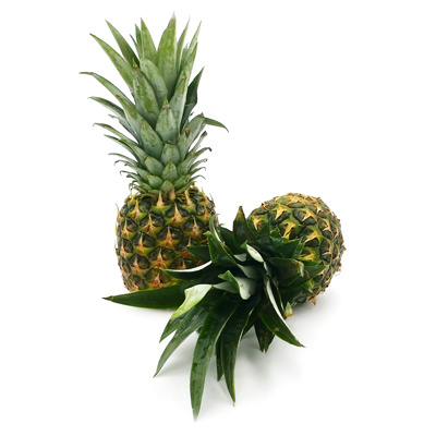 KI generiert: Zwei Ananas mit grünen Blättern, eine stehend und eine liegend.