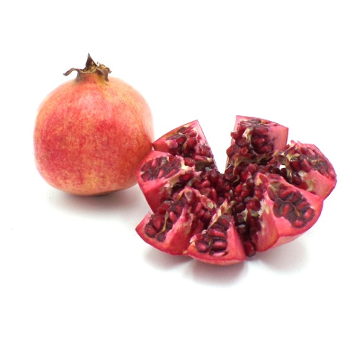 KI generiert: Eine ganze und eine aufgeschnittene Granatapfelfrucht, die Kerne sind sichtbar.