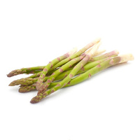 KI generiert: Einige grüne Spargelstangen auf weißem Hintergrund.