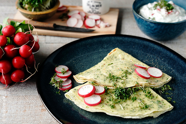 KI generiert: Das Bild zeigt eine Nahaufnahme von frischen Lauchstangen, die mit Wassertropfen bedeckt sind. Die Stängel sind dicht aneinander gereiht und ihre grünen Blätter sind gut sichtbar.