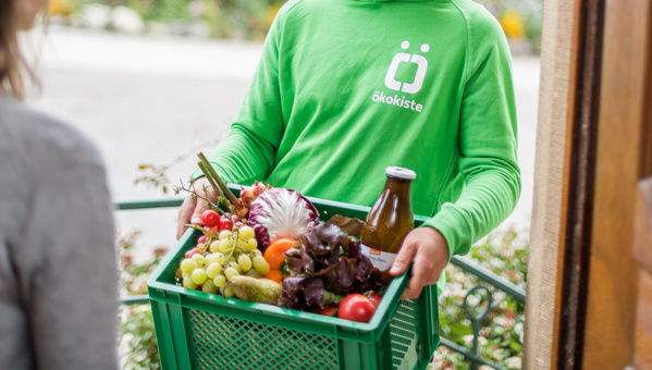 KI generiert: Das Bild zeigt eine Kiste voller frischem Obst und Gemüse, darunter Grünkohl, Äpfel, Birnen, Rote Bete, Karotten und Lauch. Der Hauptinhalt ist eine vielfältige Auswahl an frischen, gesunden Lebensmitteln.