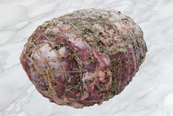 Produktfoto zu Lammrollbraten mit Rosmarin