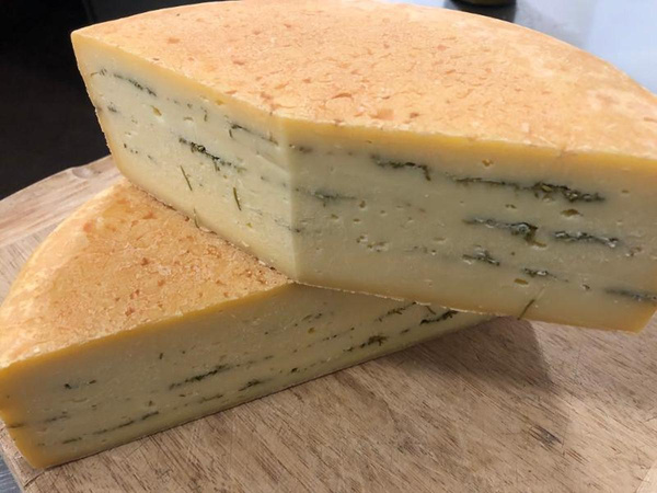 Produktfoto zu Hofkäse Koriander Basilikum