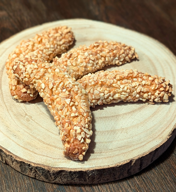 gold gebackene Mandelhörnchen auf Holzteller