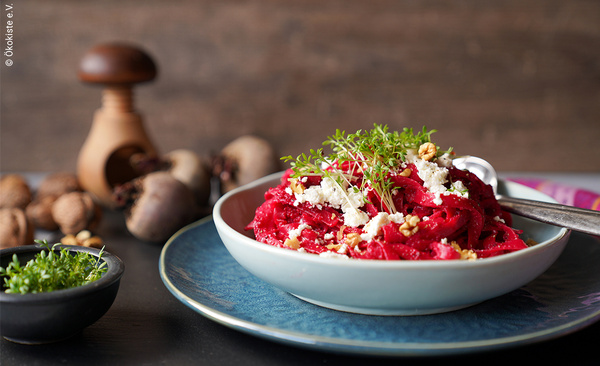KI generiert: Das Bild zeigt eine Nahaufnahme von frischen Lauchstangen, die mit Wassertropfen bedeckt sind. Die Stängel sind dicht aneinander gereiht und ihre grünen Blätter sind gut sichtbar.