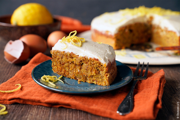 KI generiert: Das Bild zeigt eine Nahaufnahme von frischen Lauchstangen, die mit Wassertropfen bedeckt sind. Die Stängel sind dicht aneinander gereiht und ihre grünen Blätter sind gut sichtbar.