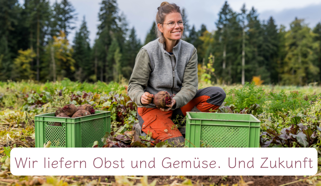 KI generiert: Eine Frau erntet Gemüse auf einem Feld. Text: "Wir liefern Obst und Gemüse. Und Zukunft".