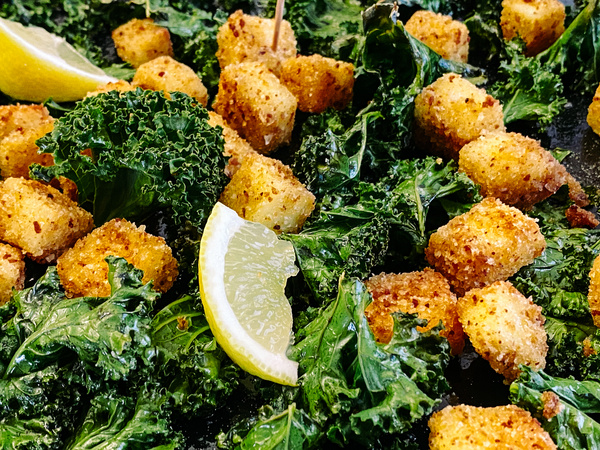 KI generiert: Das Bild zeigt eine Nahaufnahme von frischen Lauchstangen, die mit Wassertropfen bedeckt sind. Die Stängel sind dicht aneinander gereiht und ihre grünen Blätter sind gut sichtbar.