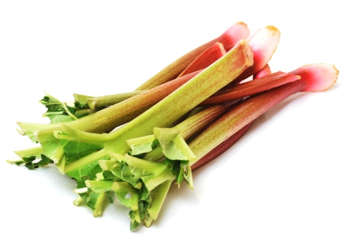 KI generiert: Ein Bündel Rhabarberstangen liegt auf weißem Hintergrund.