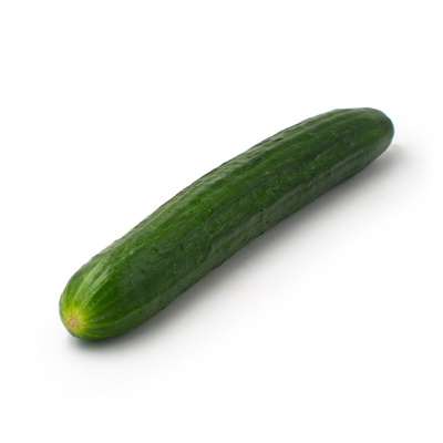 KI generiert: Eine einzelne grüne Gurke auf weißem Hintergrund.
