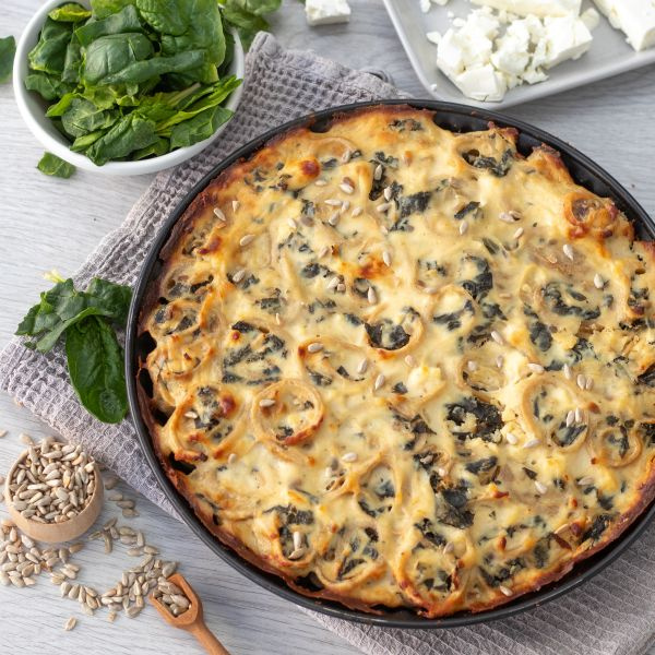 KI generiert: Das Bild zeigt eine Nahaufnahme von frischen Lauchstangen, die mit Wassertropfen bedeckt sind. Die Stängel sind dicht aneinander gereiht und ihre grünen Blätter sind gut sichtbar.