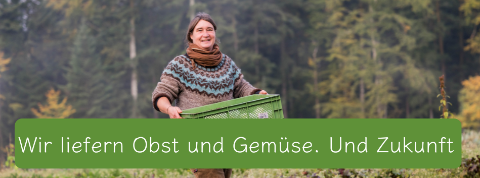 KI generiert: Eine Person mit einer grünen Kiste in der Natur. Text: "Wir liefern Obst und Gemüse. Und Zukunft".