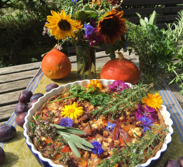 KI generiert: Das Bild zeigt eine Nahaufnahme von frischen Lauchstangen, die mit Wassertropfen bedeckt sind. Die Stängel sind dicht aneinander gereiht und ihre grünen Blätter sind gut sichtbar.