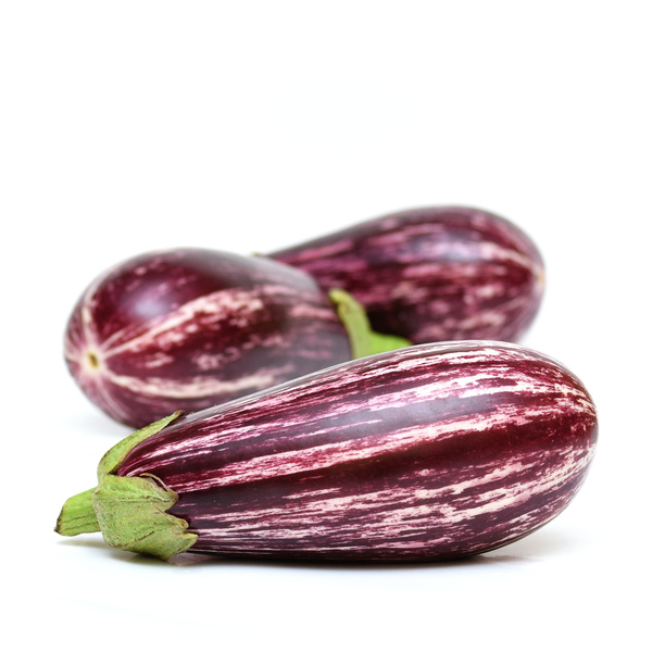 KI generiert: Drei gestreifte Auberginen auf weißem Hintergrund.