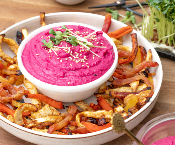 KI generiert: Das Bild zeigt eine Nahaufnahme von frischen Lauchstangen, die mit Wassertropfen bedeckt sind. Die Stängel sind dicht aneinander gereiht und ihre grünen Blätter sind gut sichtbar.