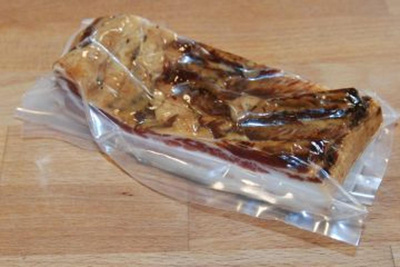Produktfoto zu Schweinebauchspeck HBH,ca 500g_wird eingewogen