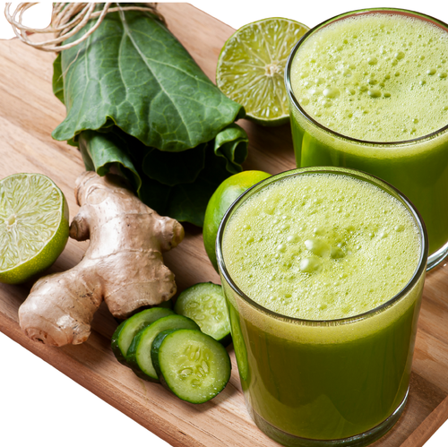 KI generiert: Grüner Smoothie mit Gurkenscheiben, Ingwer, Limettenhälften und grünen Blättern auf einem Holzbrett.