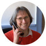 KI generiert: Das Bild zeigt ein grünes Symbol eines klassischen Wählscheibentelefons. Es stellt eine vereinfachte grafische Darstellung eines Retro-Telefons dar.