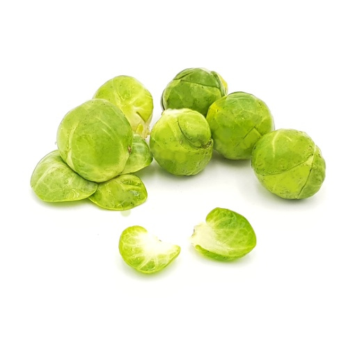 KI generiert: Frische grüne Rosenkohlköpfe auf weißem Hintergrund.