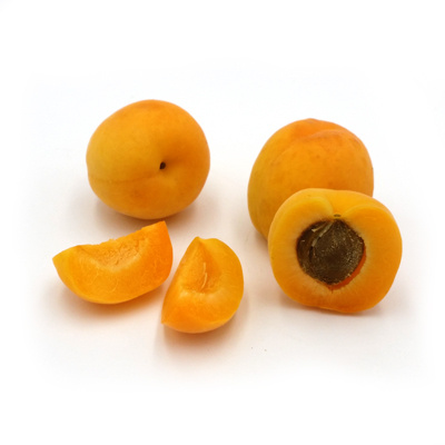 KI generiert: Frische Aprikosen, ganz und geschnitten, auf einem weißen Hintergrund.
