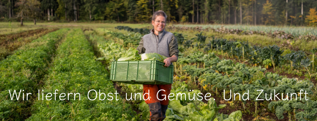 KI generiert: Frau trägt Gemüse auf einem Feld. Text: "Wir liefern Obst und Gemüse. Und Zukunft".