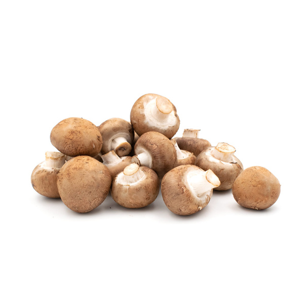 KI generiert: Eine Sammlung brauner Champignons auf weißem Hintergrund.