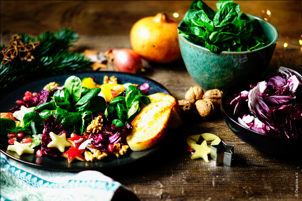 KI generiert: Das Bild zeigt eine Nahaufnahme von frischen Lauchstangen, die mit Wassertropfen bedeckt sind. Die Stängel sind dicht aneinander gereiht und ihre grünen Blätter sind gut sichtbar.