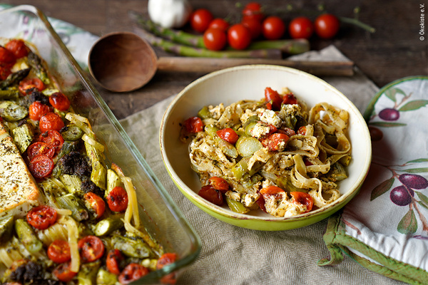 KI generiert: Das Bild zeigt eine Nahaufnahme von frischen Lauchstangen, die mit Wassertropfen bedeckt sind. Die Stängel sind dicht aneinander gereiht und ihre grünen Blätter sind gut sichtbar.