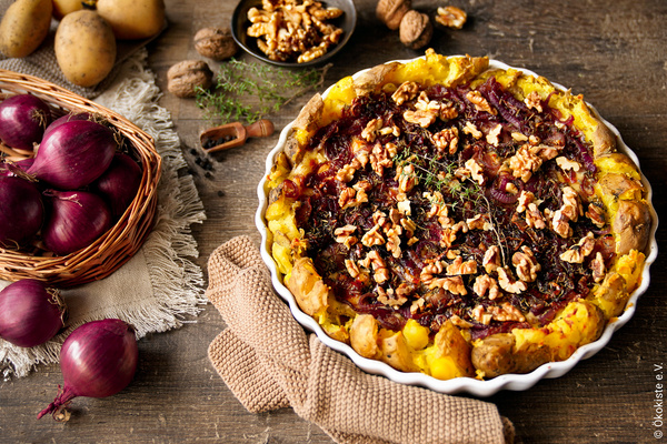 KI generiert: Das Bild zeigt eine Nahaufnahme von frischen Lauchstangen, die mit Wassertropfen bedeckt sind. Die Stängel sind dicht aneinander gereiht und ihre grünen Blätter sind gut sichtbar.