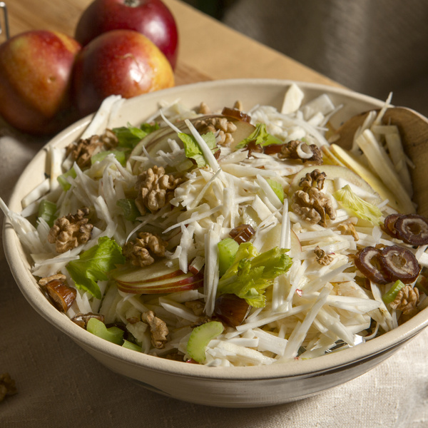 KI generiert: Das Bild zeigt eine Nahaufnahme von frischen Lauchstangen, die mit Wassertropfen bedeckt sind. Die Stängel sind dicht aneinander gereiht und ihre grünen Blätter sind gut sichtbar.