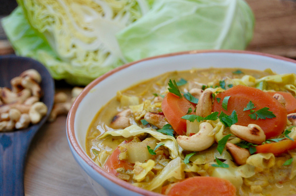 KI generiert: Das Bild zeigt eine Nahaufnahme von frischen Lauchstangen, die mit Wassertropfen bedeckt sind. Die Stängel sind dicht aneinander gereiht und ihre grünen Blätter sind gut sichtbar.
