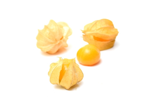 KI generiert: Physalisfrüchte mit geöffneten, blassgelben Hüllen auf weißem Hintergrund.