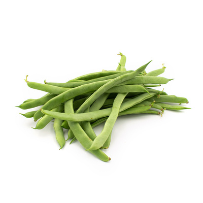 KI generiert: Ein Stapel frischer grüner Bohnen vor weißem Hintergrund.