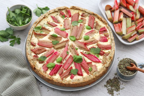 KI generiert: Das Bild zeigt eine Nahaufnahme von frischen Lauchstangen, die mit Wassertropfen bedeckt sind. Die Stängel sind dicht aneinander gereiht und ihre grünen Blätter sind gut sichtbar.