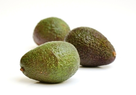 KI generiert: Drei Avocados auf weißem Hintergrund.