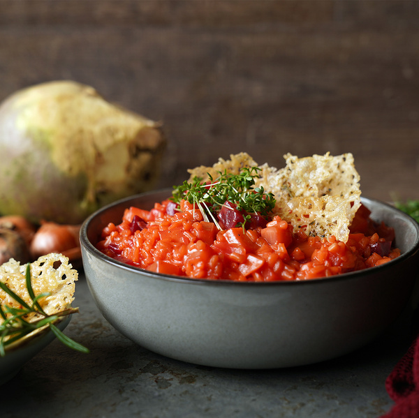 KI generiert: Das Bild zeigt eine Nahaufnahme von frischen Lauchstangen, die mit Wassertropfen bedeckt sind. Die Stängel sind dicht aneinander gereiht und ihre grünen Blätter sind gut sichtbar.
