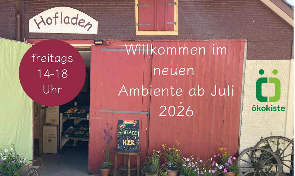 KI generiert: Haupteingang eines Hofladens mit Öffnungszeiten und Ankündigung: "Willkommen im neuen Ambiente ab Juli 2026".