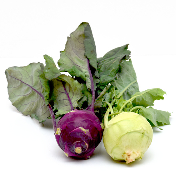 KI generiert: Zwei Kohlrabi, einer violett, einer grün, mit grünen Blättern auf weißem Hintergrund.