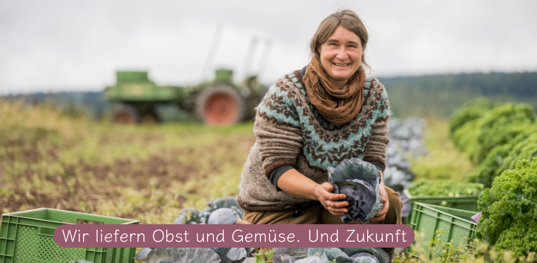 KI generiert: Eine Person erntet Gemüse auf einem Feld. Text: "Wir liefern Obst und Gemüse. Und Zukunft."